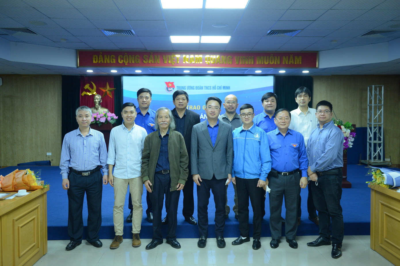 BTC cuộc thi chụp ảnh cùng các tác giả đoạt giải. (Ảnh: Dương Triều)