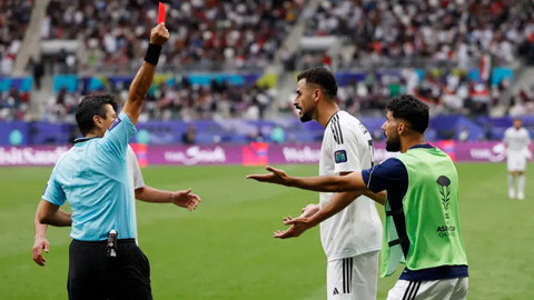 Hussein nhận thẻ đỏ và bị truất quyền thi đấu. (Ảnh: AFC) Hussein nhận thẻ đỏ và bị truất quyền thi đấu. (Ảnh: AFC)