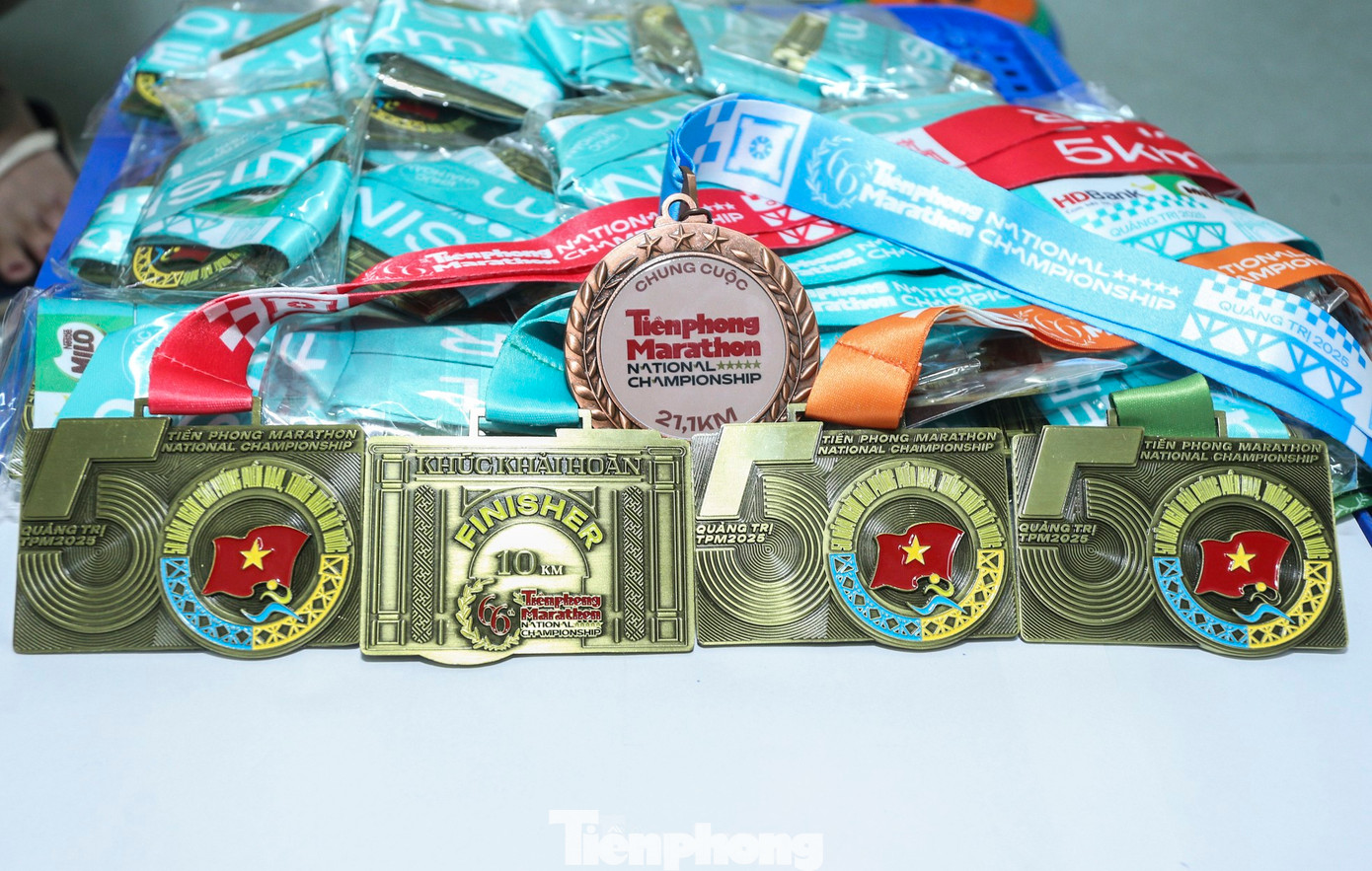 Hàng hóa được tập kết bao gồm nước uống, nước điện giải, cao dán lạnh, bình xịt lạnh, mút xốp làm mát cơ thể, gel năng lượng... dành cho hơn 7.000 VĐV chuyên nghiệp và phong trào.