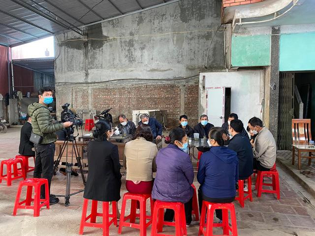 Nhiều người đến hỏi thăm gia đình ông, bà nội bé N.A.