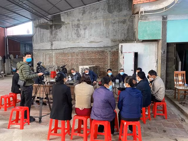 Nhiều người đến hỏi thăm gia đình ông, bà nội bé N.A.