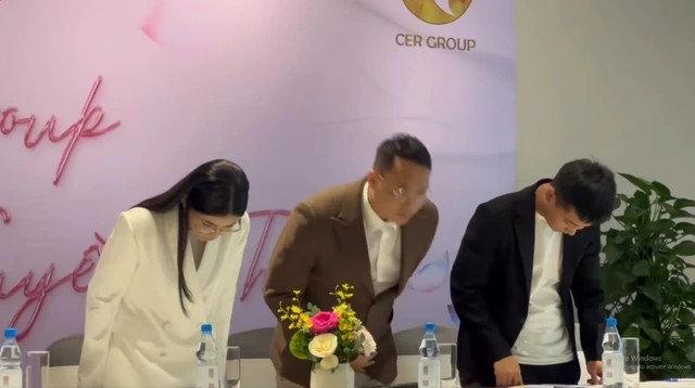 Đại diện công ty Chị Em Rọt xin lỗi khách hàng. Đại diện công ty Chị Em Rọt xin lỗi khách hàng.