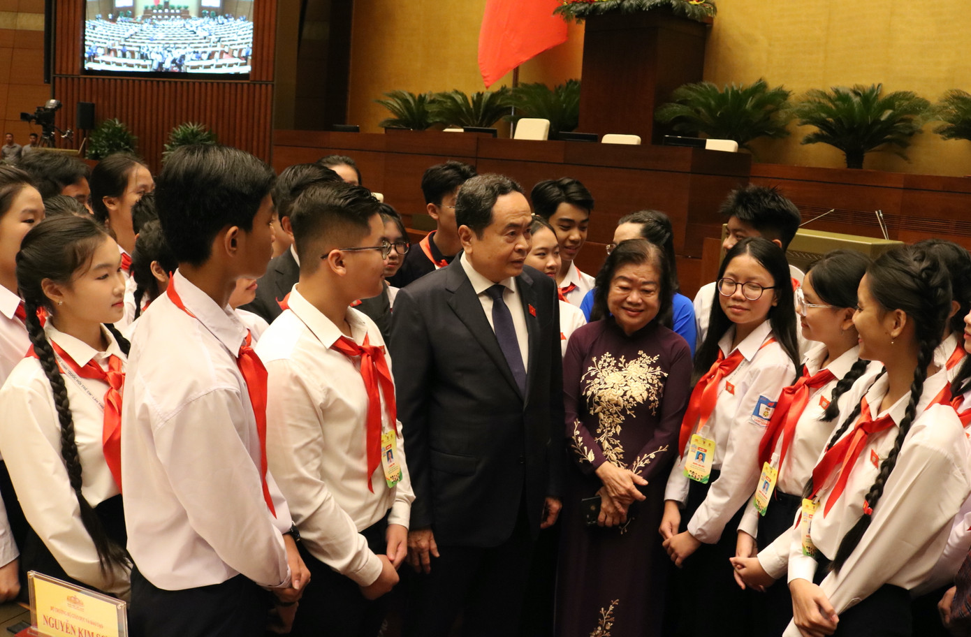 Chủ tịch Quốc hội Trần Thanh Mẫn trao đổi với các đại biểu dự Phiên họp giả định “Quốc hội trẻ em”.