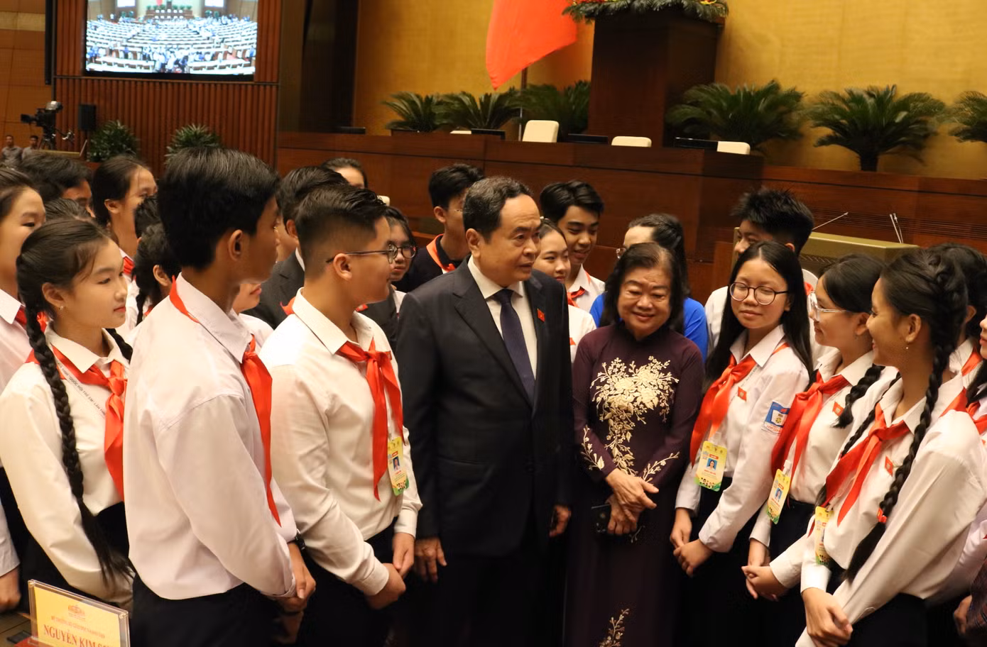 Chủ tịch Quốc hội Trần Thanh Mẫn trao đổi với các đại biểu dự Phiên họp giả định “Quốc hội trẻ em”. Chủ tịch Quốc hội Trần Thanh Mẫn trao đổi với các đại biểu dự Phiên họp giả định “Quốc hội trẻ em”.