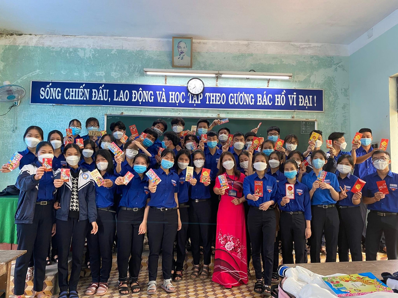 Lớp học hào hứng với màn lì xì của cô giáo. (Ảnh: Lê Quang Long/ Group Trường Người Ta) Lớp học hào hứng với màn lì xì của cô giáo. (Ảnh: Lê Quang Long/ Group Trường Người Ta)