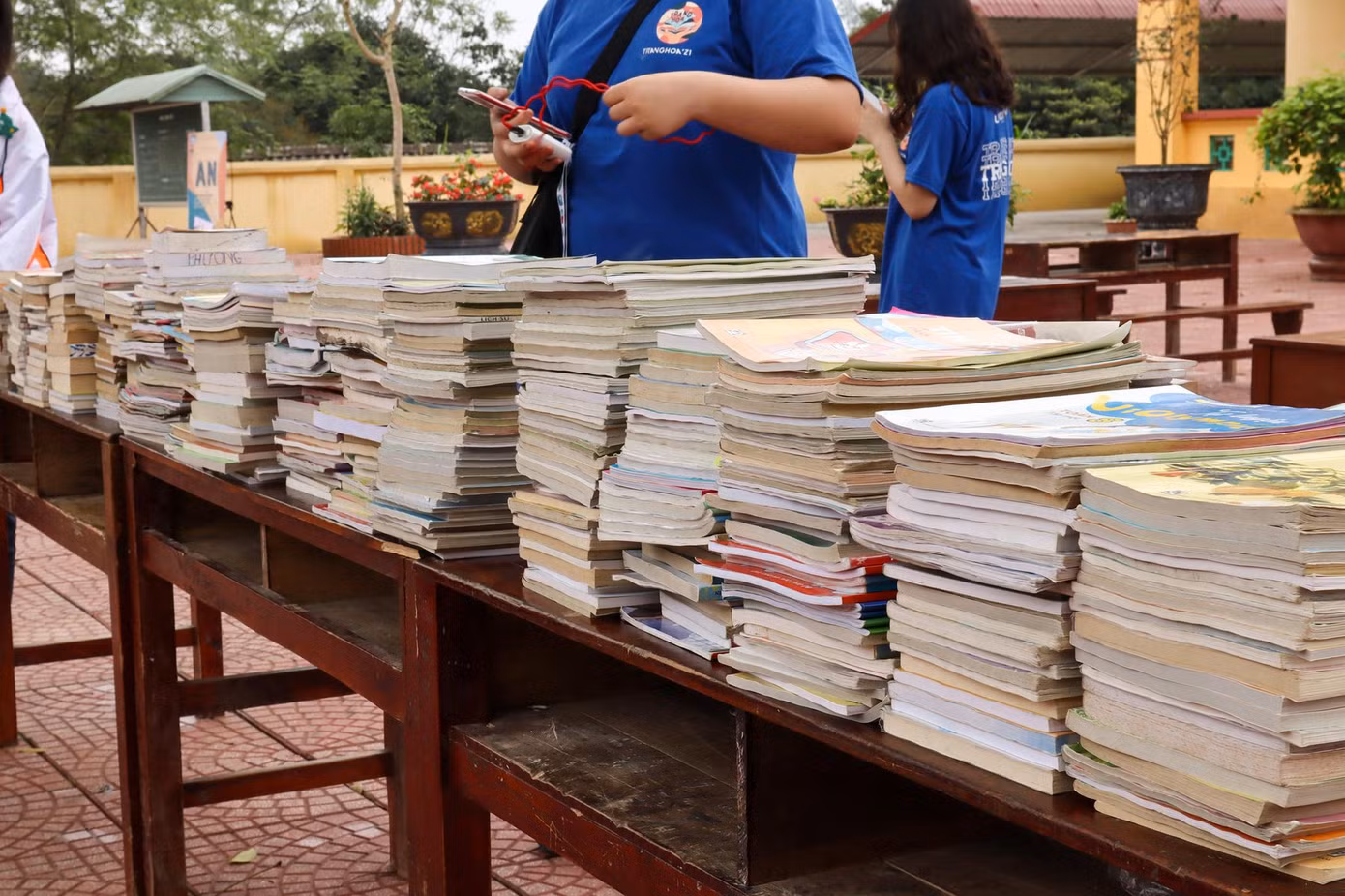 Những cuốn sách được đóng góp vào thư viện Trang Hoa, sẵn sàng thực hiện nhiệm vụ trao gửi tri thức đến các bạn học sinh. (Ảnh: Facebook Trang Hoa)