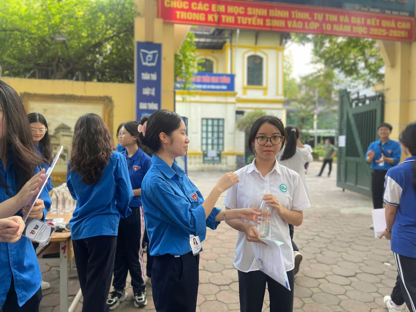 Thí sinh tại điểm thi THPT Phan Đình Phùng được các thanh niên tình nguyện Tiếp sức mùa thi. (Ảnh: Linh Phương) Thí sinh tại điểm thi THPT Phan Đình Phùng được các thanh niên tình nguyện Tiếp sức mùa thi. (Ảnh: Linh Phương)