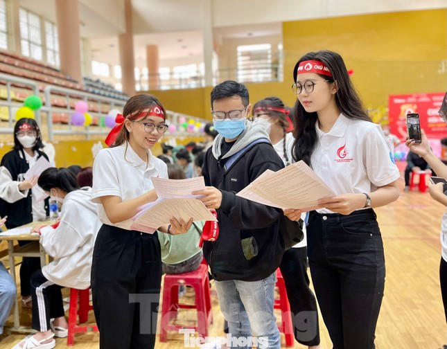 Các thành viên trong CLB hướng dẫn tình nguyện viên đăng ký hiến máu.