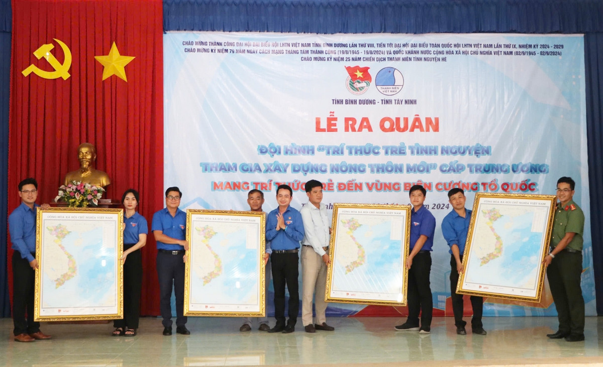 Ban thường vụ Tỉnh Đoàn Bình Dương trao tặng bản đồ Tổ quốc cho UBND xã Long Thuận. Ban thường vụ Tỉnh Đoàn Bình Dương trao tặng bản đồ Tổ quốc cho UBND xã Long Thuận.
