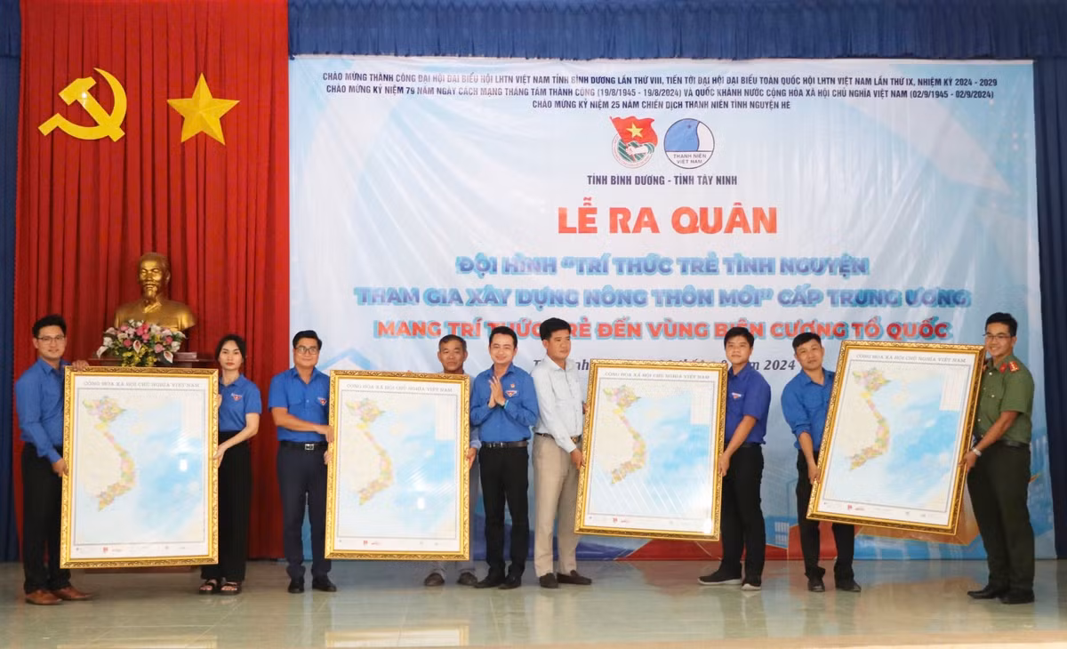 Ban thường vụ Tỉnh Đoàn Bình Dương trao tặng bản đồ Tổ quốc cho UBND xã Long Thuận.