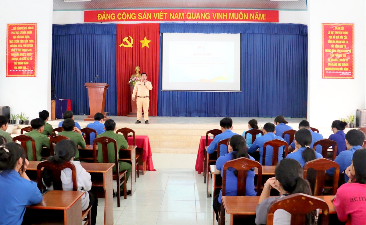 Đồng chí Trần Thái Bảo - Đội giao thông công an huyện Bến Cầu làm công tác tuyên tuyền về giao thông cho các bạn đoàn viên thanh niên. Đồng chí Trần Thái Bảo - Đội giao thông công an huyện Bến Cầu làm công tác tuyên tuyền về giao thông cho các bạn đoàn viên thanh niên.