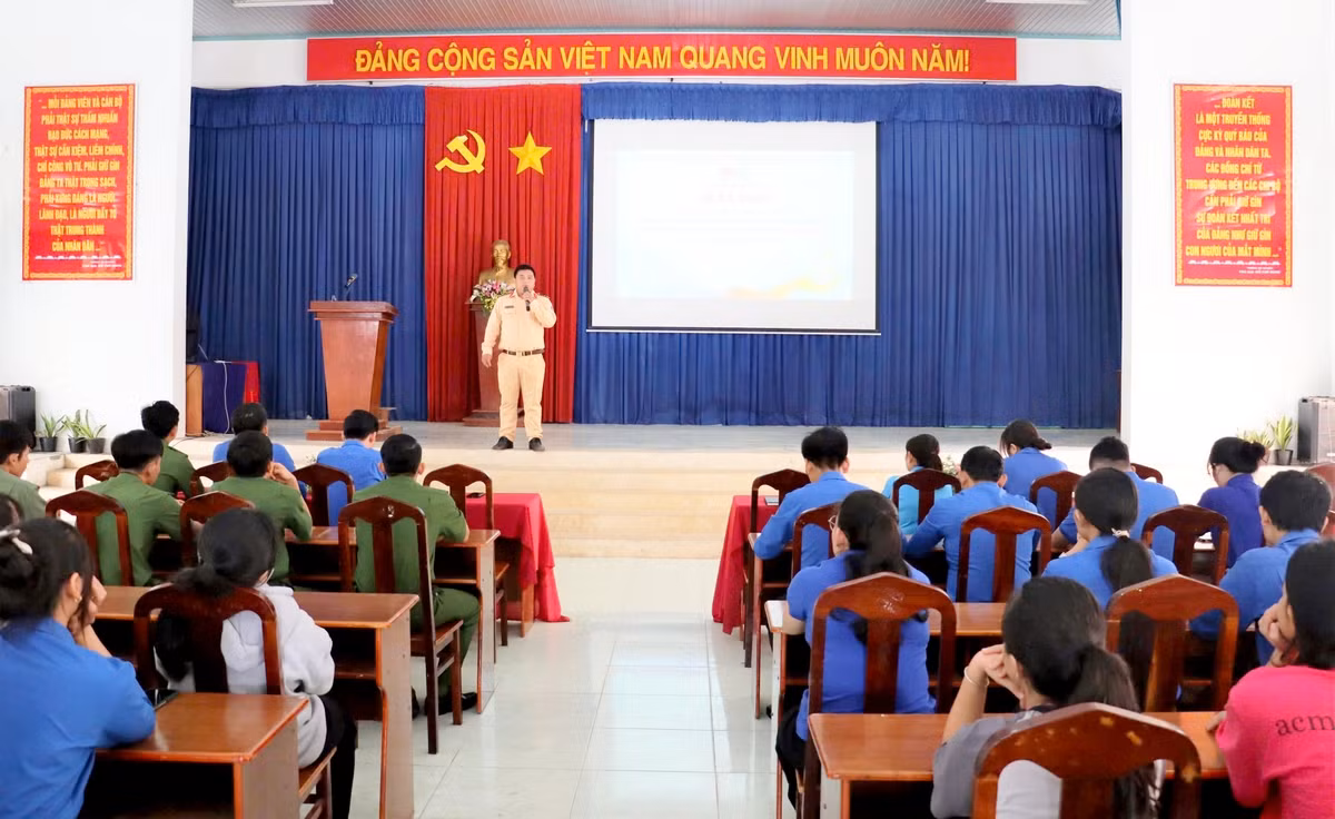 Đồng chí Trần Thái Bảo - Đội giao thông công an huyện Bến Cầu làm công tác tuyên tuyền về giao thông cho các bạn đoàn viên thanh niên.