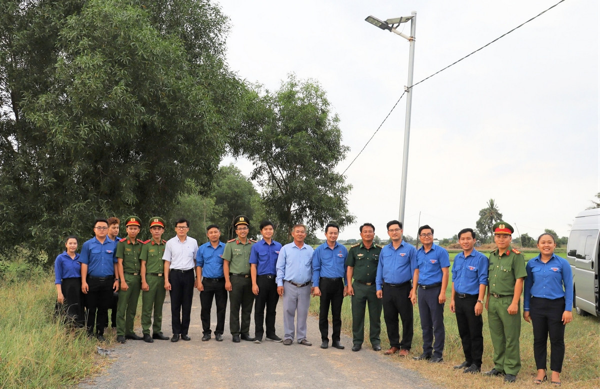 Trao công trình thắp sáng Đường biên cho đồn biên phòng. Trao công trình thắp sáng Đường biên cho đồn biên phòng.