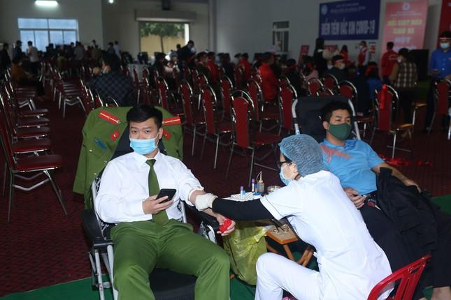 Chiến sỹ Công an nhân dân tham gia hiến máu. (Ảnh: Đ.H) Chiến sỹ Công an nhân dân tham gia hiến máu. (Ảnh: Đ.H)