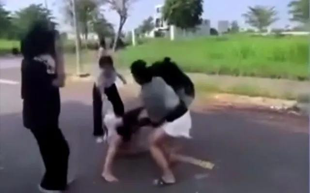 Nữ sinh lớp 7 bị nhóm bạn vây đánh hội đồng. (Ảnh cắt từ clip)