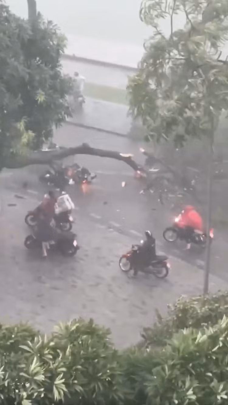 Người phụ nữ ngồi sau tử vong tại chỗ, người đàn ông bị thương nặng vùng đầu, được người dân đưa đi cấp cứu. (Ảnh cắt từ video: Phúc Văn)