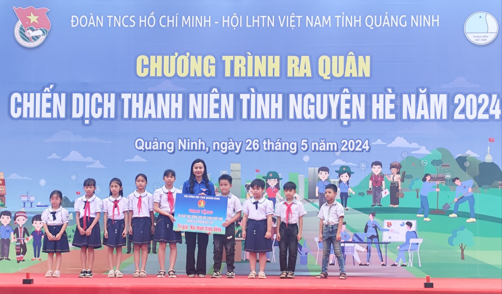 Đại biểu Tỉnh Đoàn tặng quà cho các em học sinh. Đại biểu Tỉnh Đoàn tặng quà cho các em học sinh.