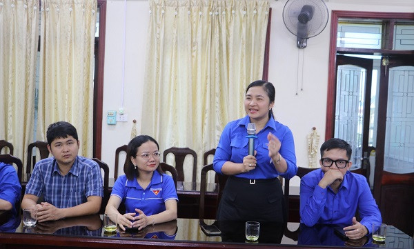 Đại diện cán bộ Đoàn trường Đại học Vinh phát biểu chia sẻ.