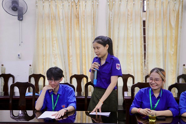 Sinh viên Lào tham gia chương trình tình nguyện chia sẻ cảm nghĩ.