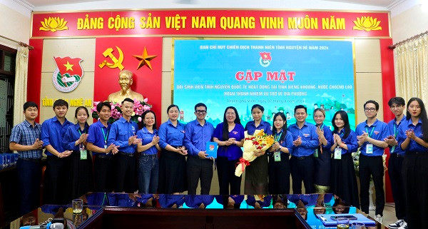 Bí thư Tỉnh Đoàn tặng hoa chúc mừng đội tình nguyện đã hoàn thành xuất sắc nhiệm vụ.