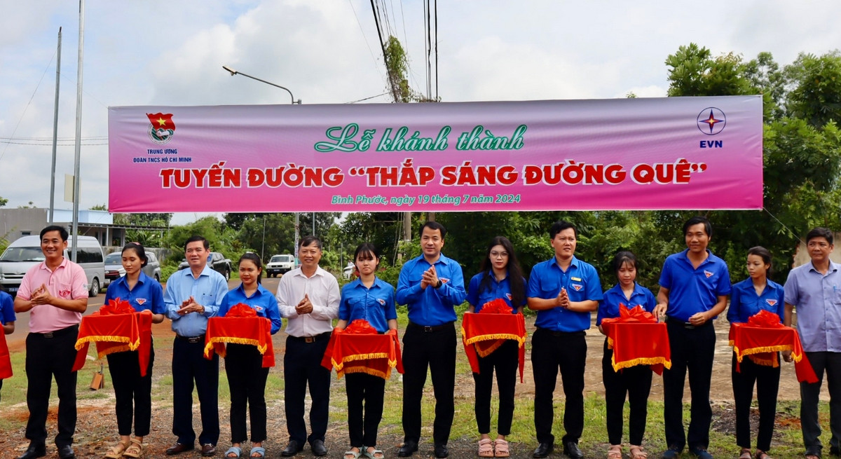 Đồng chí Ngô Văn Cương - Bí thư Trung ương Đoàn và đồng chí Trần Hoàng Trực - Bí thư Tỉnh Đoàn Bình Phước cắt băng khánh thành tuyến đường “Thắp sáng đường quê” tại xã An Khương, huyện Hớn Quản. Đồng chí Ngô Văn Cương - Bí thư Trung ương Đoàn và đồng chí Trần Hoàng Trực - Bí thư Tỉnh Đoàn Bình Phước cắt băng khánh thành tuyến đường “Thắp sáng đường quê” tại xã An Khương, huyện Hớn Quản.