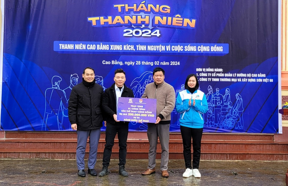 Trao tặng công trình sân thể thao cộng đồng.