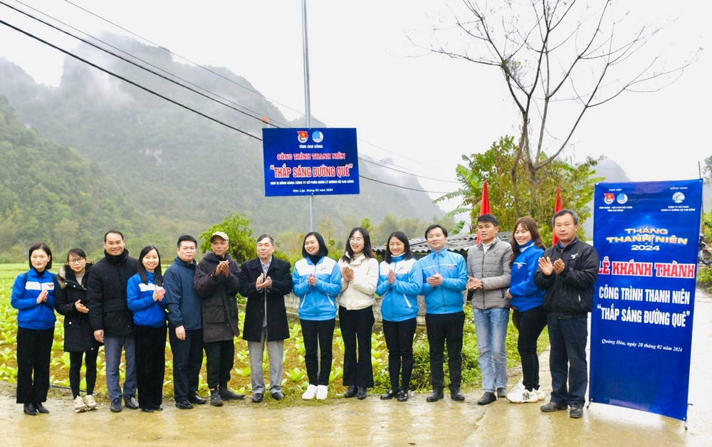 Khánh thành công trình thanh niên thắp sáng đường quê.