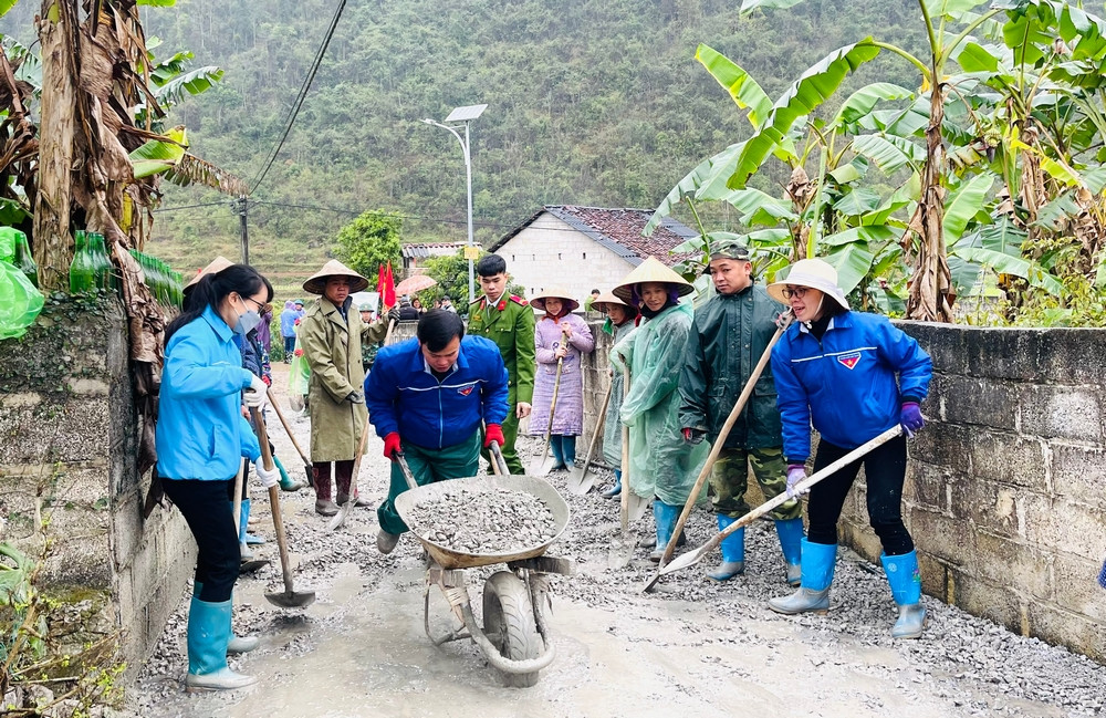 Đoàn viên thanh niên làm đường nông thôn.