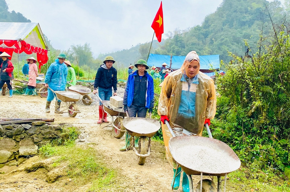 Đoàn viên thanh niên tham gia làm mương thủy lợi.