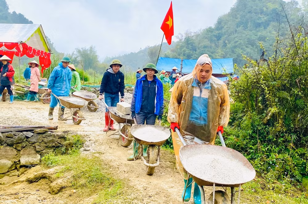 Đoàn viên thanh niên tham gia làm mương thủy lợi.