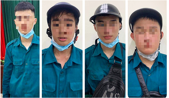 Nhóm nghi phạm tại cơ quan công an.