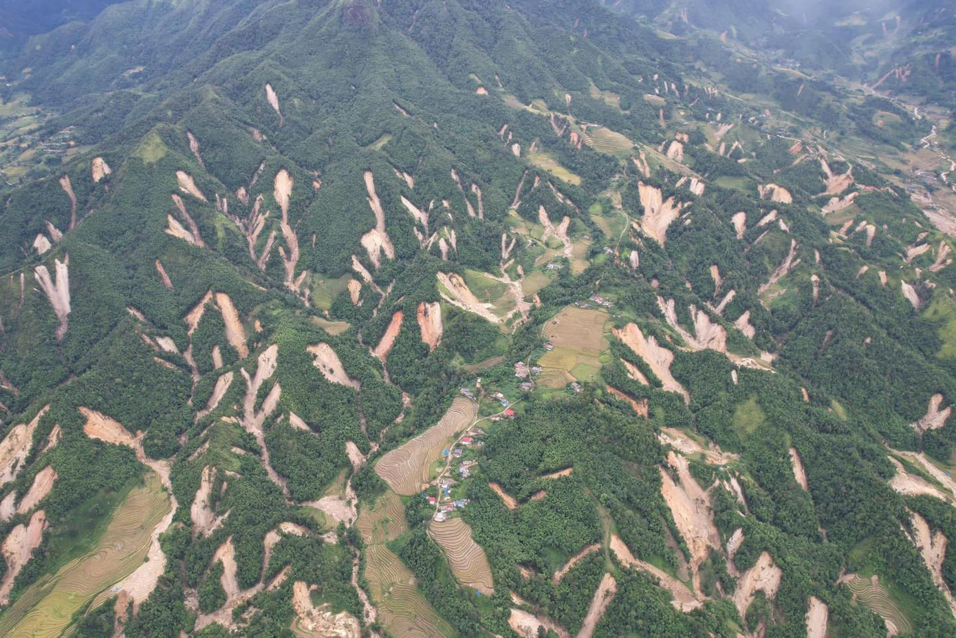Ảnh chụp từ trên cao cho thấy các điểm sạt lở chi chít của xã Mường Hum, huyện Bát Xát, tỉnh Lào Cai. (Ảnh: Tan Trang)