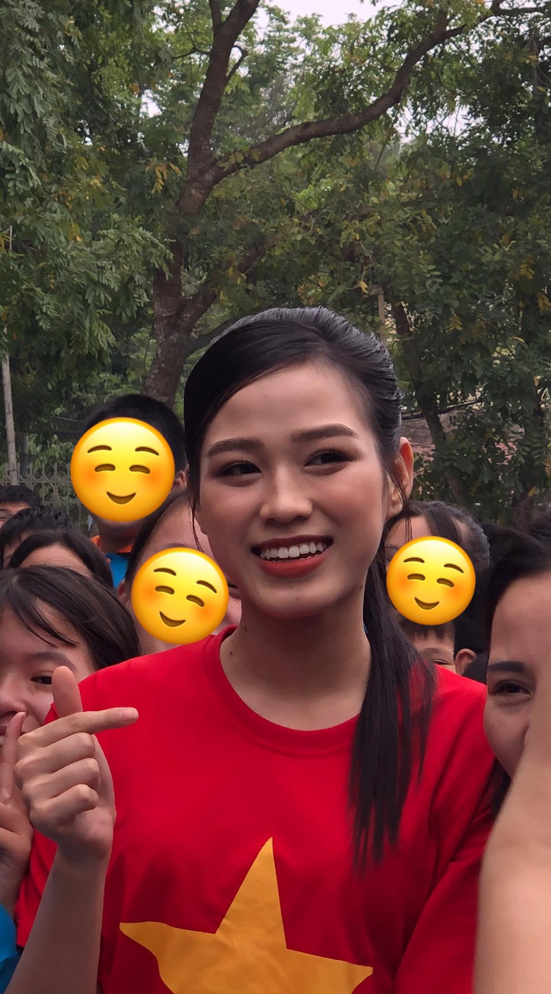 Dù là góc ảnh chụp thiếu sáng nhưng nụ cười rạng rỡ của Đỗ Thị Hà vẫn "nổi bần bật". (Ảnh: Nguyễn Hoàng Thư)