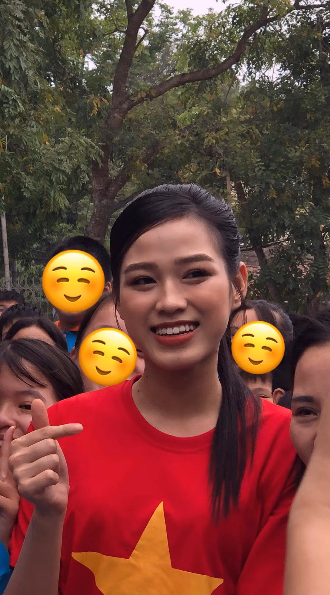 Dù là góc ảnh chụp thiếu sáng nhưng nụ cười rạng rỡ của Đỗ Thị Hà vẫn "nổi bần bật". (Ảnh: Nguyễn Hoàng Thư)