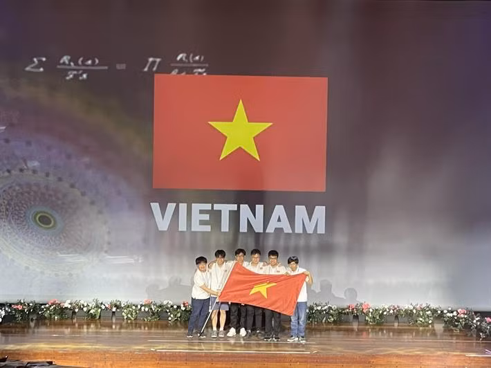 Đội tuyển Olympic Toán học Việt Nam năm 2022 giành thành tích xuất sắc.