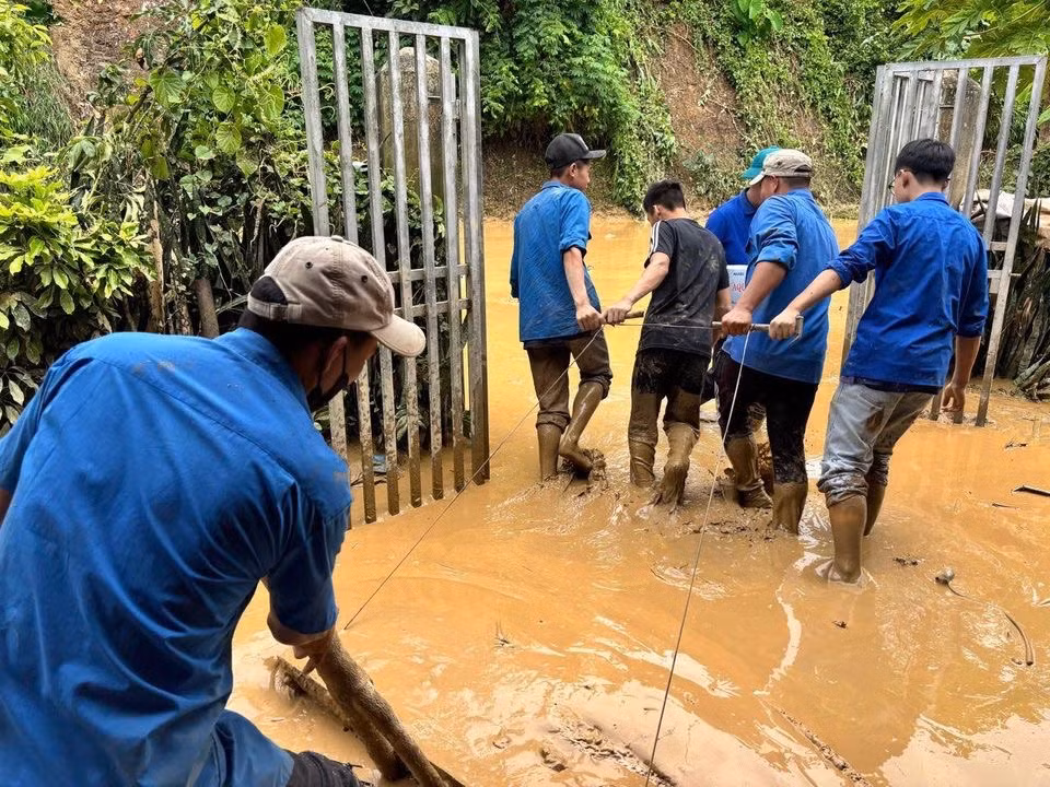 Trong những ngày qua, lực lượng đoàn viên thanh niên đã xung kích, tham gia cùng người dân để khắc phục hậu quả thiên tai.