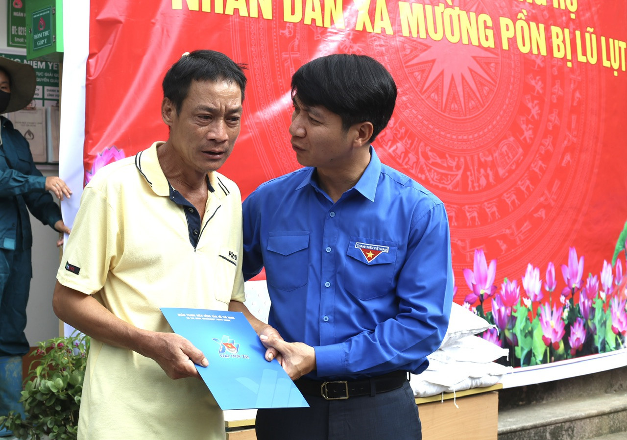 Rưng rưng nhận món quà từ đoàn công tác, anh Cà Văn Luyến không khỏi xúc động khi vợ và con đã mất trong trận lũ ấy còn ngôi nhà thì bị sập hoàn toàn, hiện nay, anh Luyến đang ở tạm tại nhà văn hóa bản Mường Pồn 1.