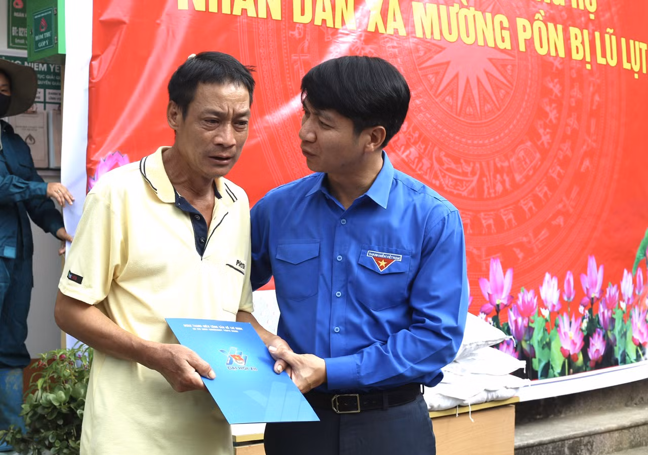 Rưng rưng nhận món quà từ đoàn công tác, anh Cà Văn Luyến không khỏi xúc động khi vợ và con đã mất trong trận lũ ấy còn ngôi nhà thì bị sập hoàn toàn, hiện nay, anh Luyến đang ở tạm tại nhà văn hóa bản Mường Pồn 1.