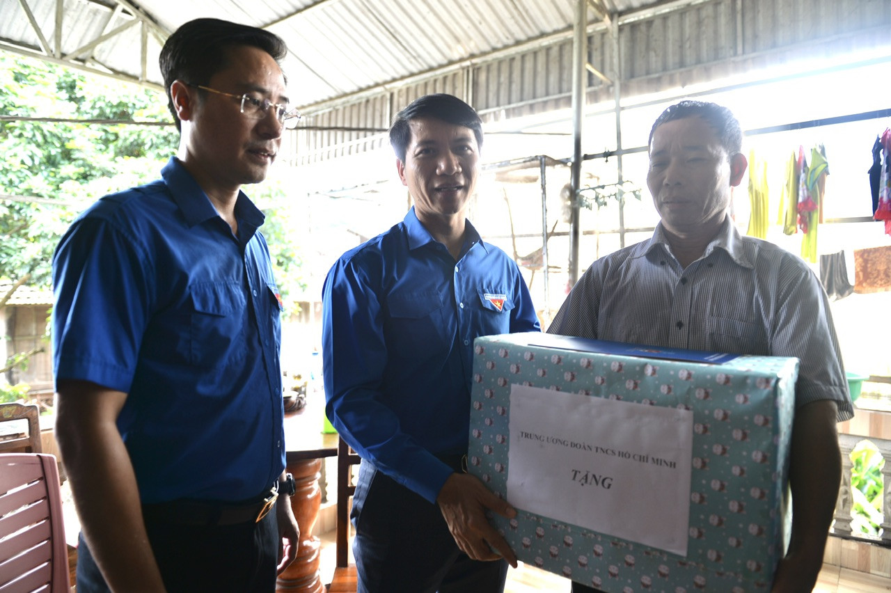 Đoàn đã tới thăm hỏi, tặng quà, động viên gia đình chị Cà Thị Oanh có chồng và con nhỏ đang mất tích, nhà cửa bị cuốn trôi hoàn toàn và đang phải ở nhờ nhà ông bà nội.