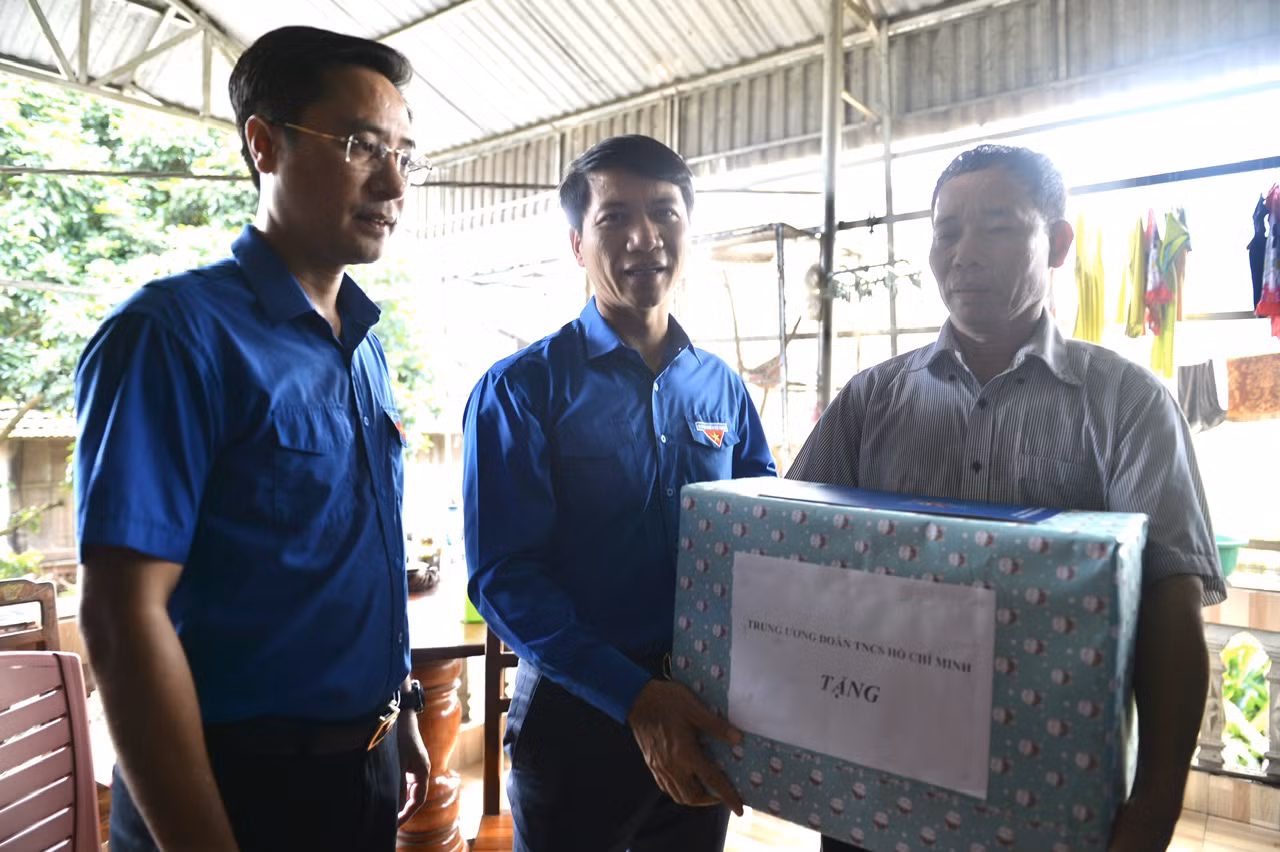 Đoàn đã tới thăm hỏi, tặng quà, động viên gia đình chị Cà Thị Oanh có chồng và con nhỏ đang mất tích, nhà cửa bị cuốn trôi hoàn toàn và đang phải ở nhờ nhà ông bà nội.