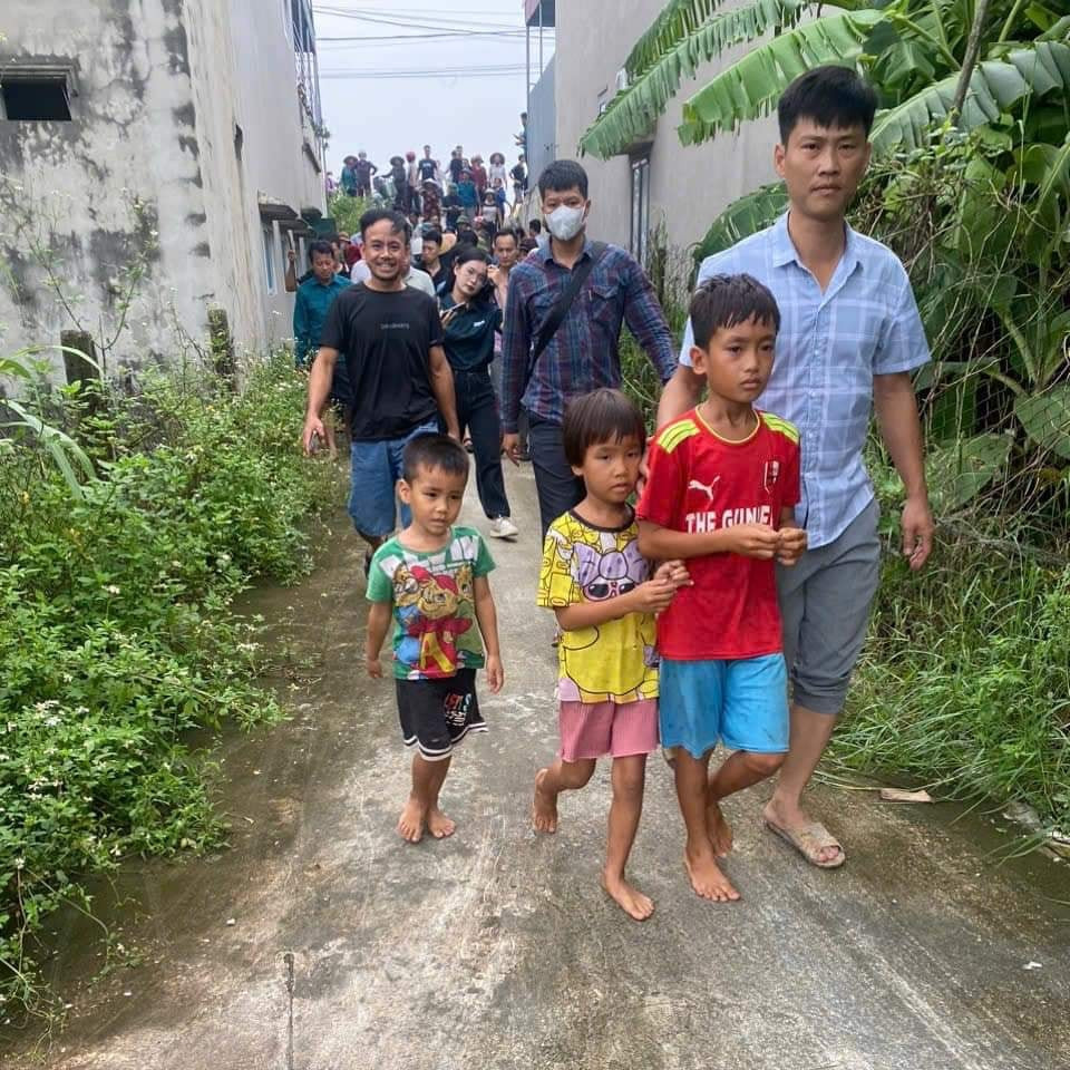 Lực lượng chức năng cùng người dân địa phương tìm thấy 3 em nhỏ.