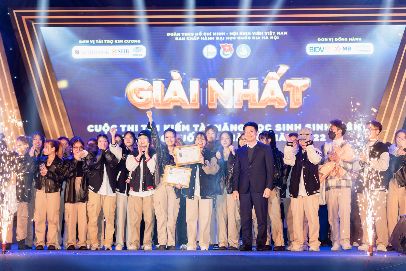 CLB Step Up Dancing vỡ òa trong sung sướng khi ghi tên mình là đội chiến thắng chung cuộc. CLB Step Up Dancing vỡ òa trong sung sướng khi ghi tên mình là đội chiến thắng chung cuộc.