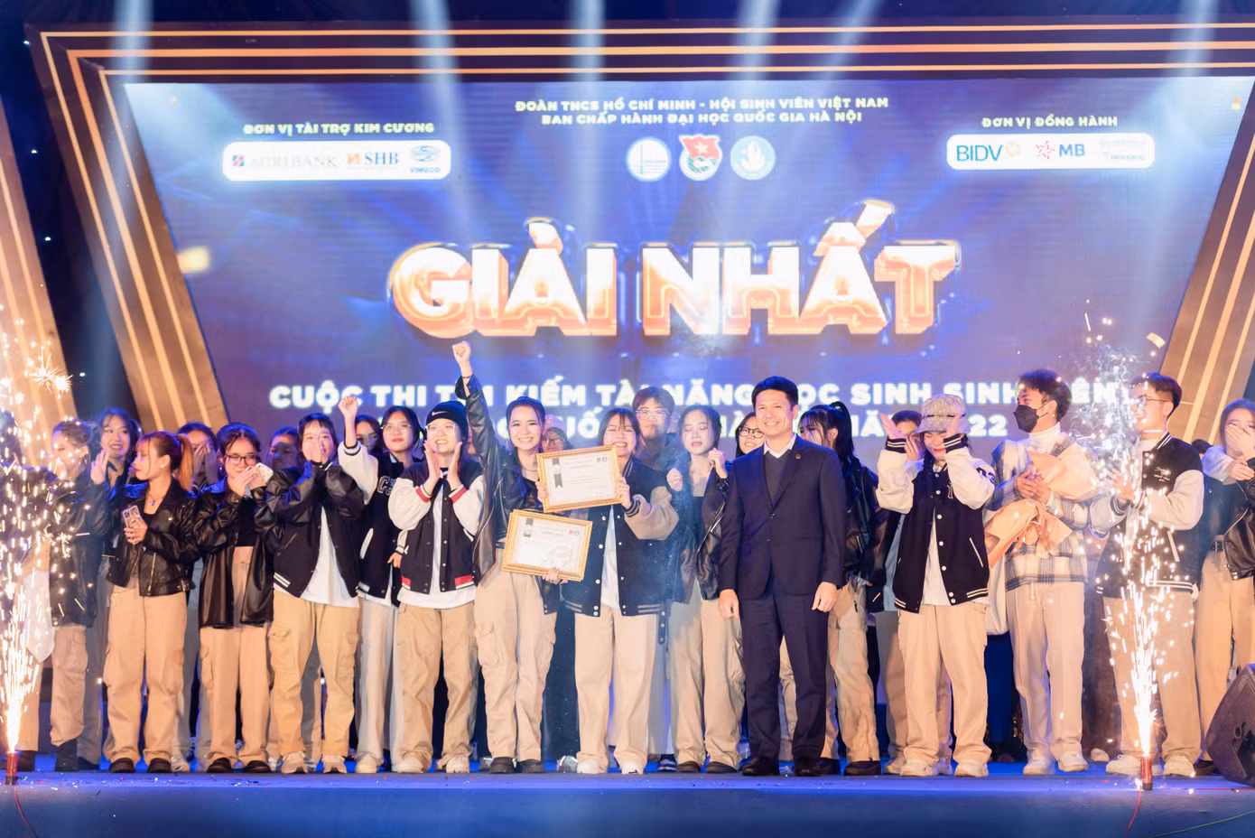 CLB Step Up Dancing vỡ òa trong sung sướng khi ghi tên mình là đội chiến thắng chung cuộc.