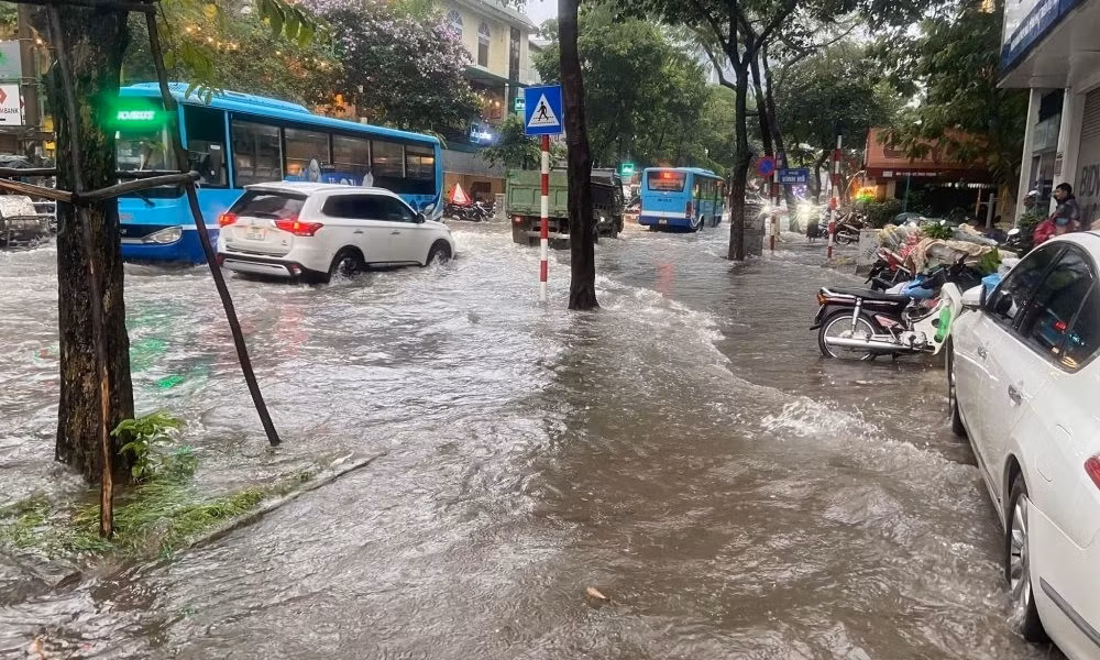 Mưa lớn khiến nhiều tuyến phố tại Hà Nội ngập lụt. (Ảnh: Facebook Xuân Nam)