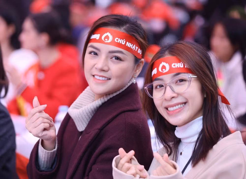 Các nghệ sĩ nổi tiếng đến cổ động cho Chủ nhật Đỏ 2023.
