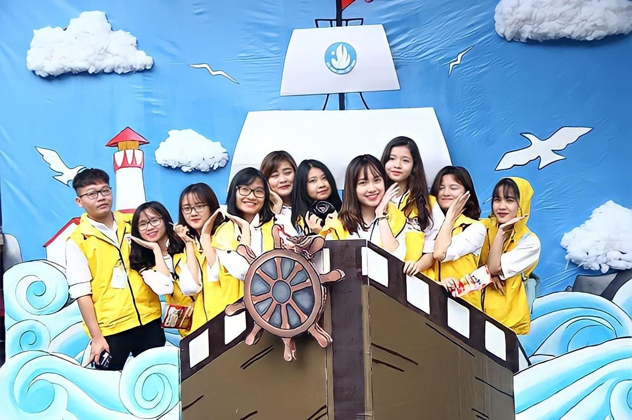 Các bạn sinh viên check-in tại background chụp ảnh ấn tượng. Các bạn sinh viên check-in tại background chụp ảnh ấn tượng.