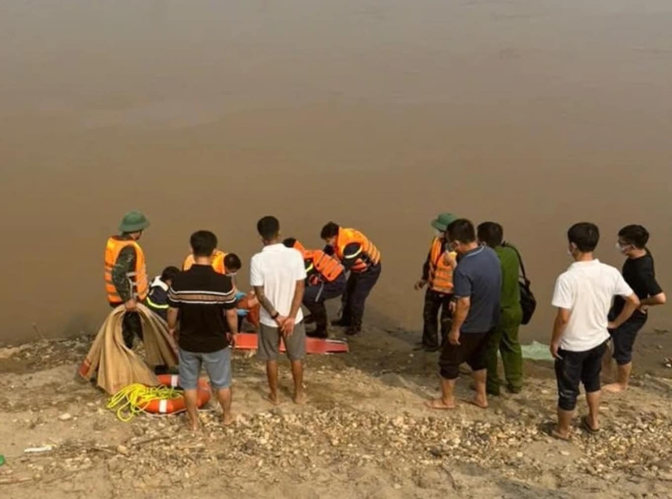 Lực lương chức năng tìm thấy thi thể nạn nhân thứ 2. (Ảnh: Tin Tức Phú Thọ) Lực lương chức năng tìm thấy thi thể nạn nhân thứ 2. (Ảnh: Tin Tức Phú Thọ)