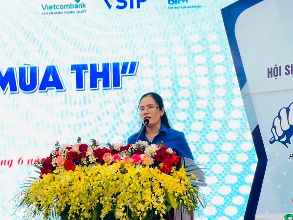 Đồng chí Hồ Thị Thu Thanh - Phó Bí thư Tỉnh Đoàn phát biểu tại buổi lễ.
