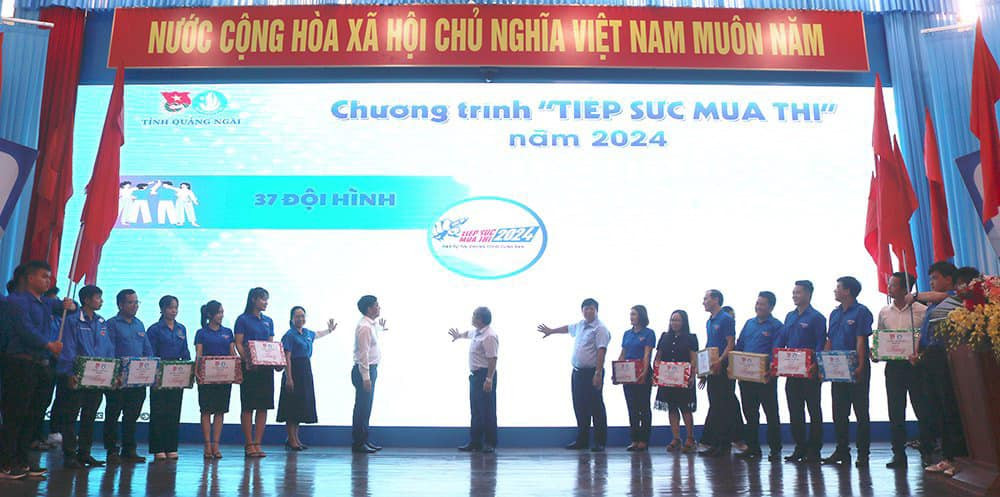 Nghi thức phát động chương trình “Tiếp sức mùa thi” năm 2024.