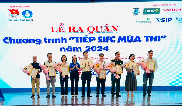 BTC tặng hoa cảm ơn các tổ chức, doanh nghiệp, doanh nhân đồng hành cùng chương trình.